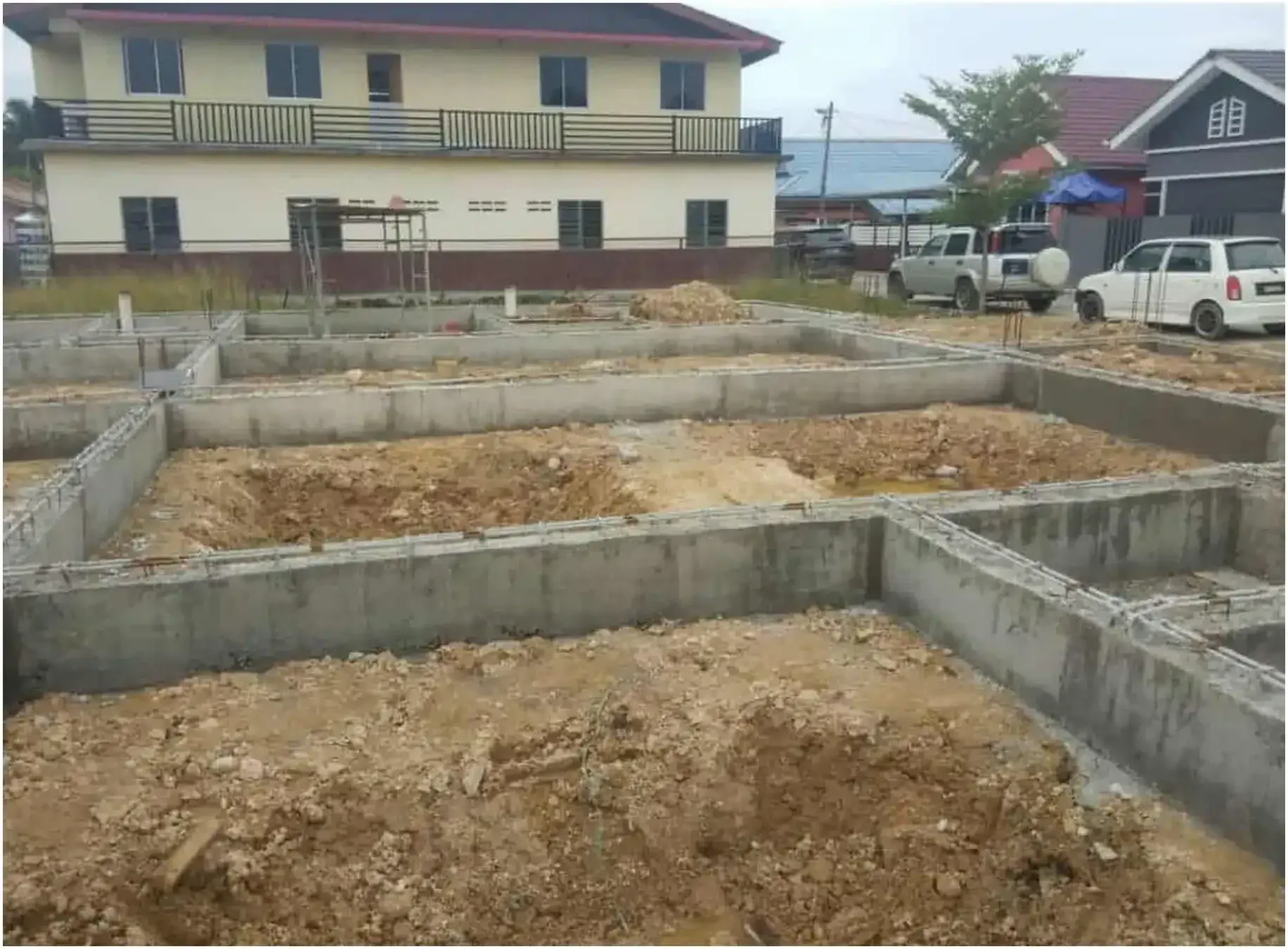 Rasuk tanah siap dituang di tapak rumah yang dibina atas tanah sendiri
