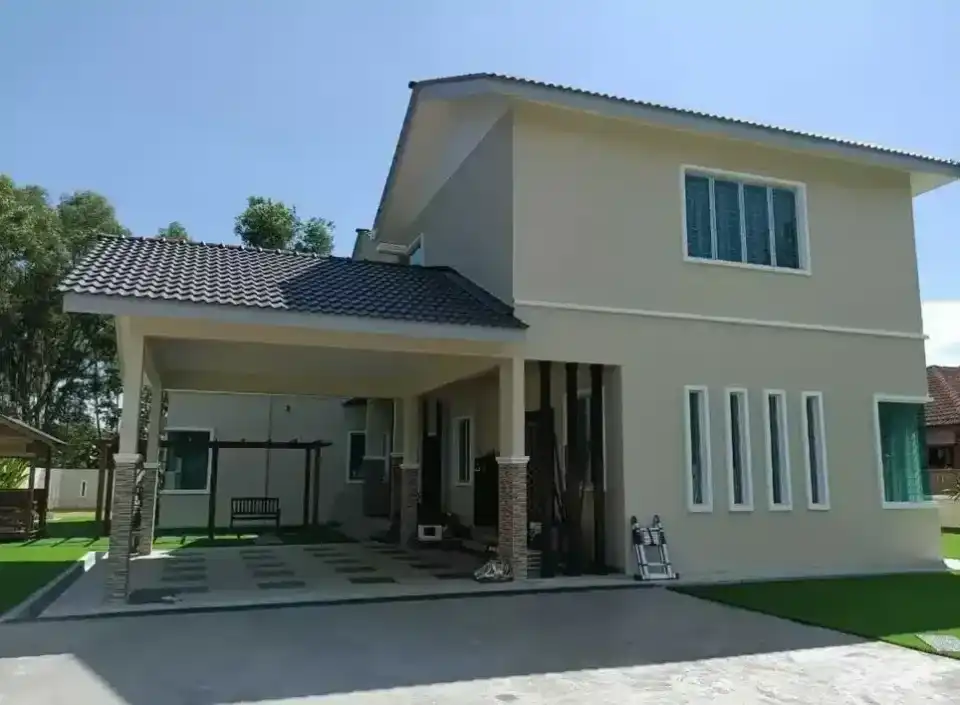 Porch kereta dan halaman berumput, rumah pelanggan RumahHQ di Saujana Utama, Sungai Buloh