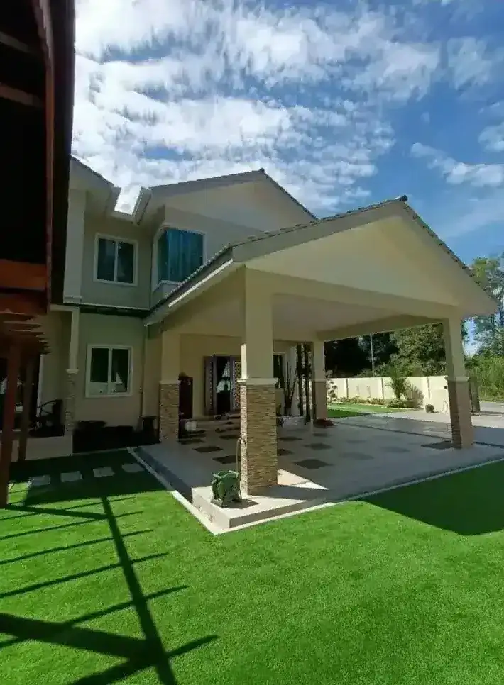 Porch kereta beratap, dilihat dari laman, rumah pelanggan RumahHQ di Saujana Utama, Sungai Buloh