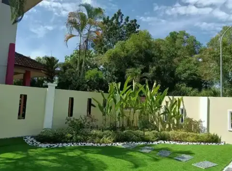 Taman landskap dengan laluan batu, rumah pelanggan RumahHQ di Saujana Utama, Sungai Buloh