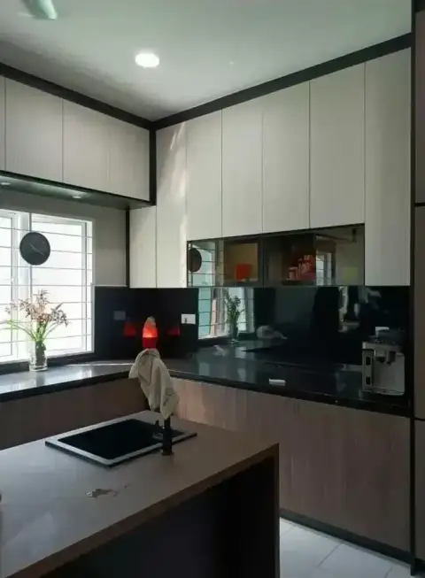 Dapur dengan kabinet penuh, rumah pelanggan RumahHQ di Saujana Utama, Sungai Buloh