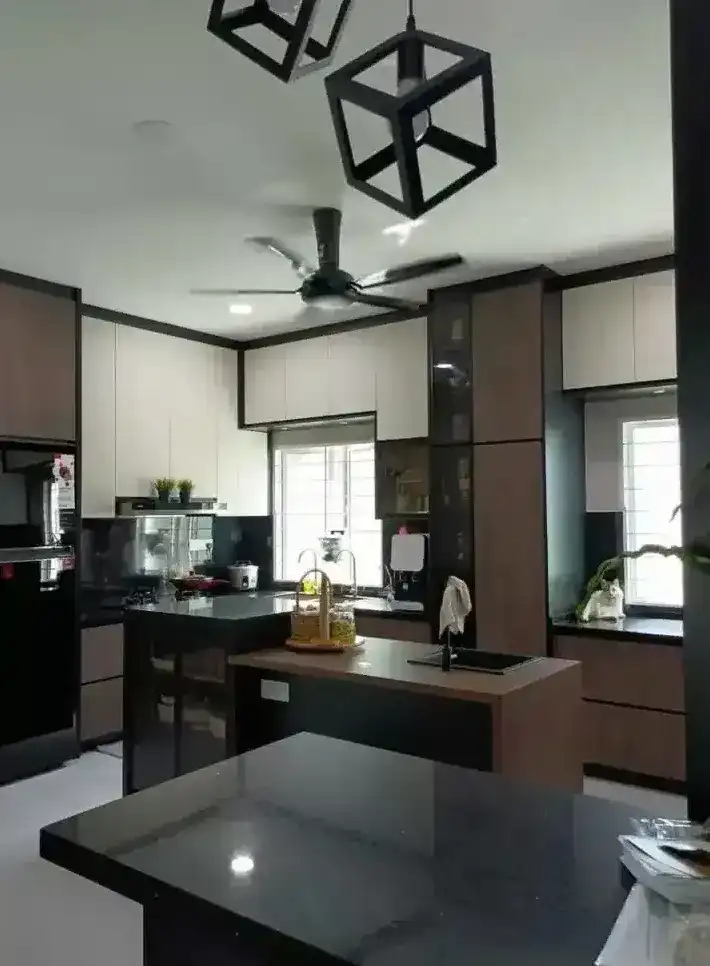 Dapur dengan kabinet penuh dan island, rumah pelanggan RumahHQ di Saujana Utama, Sungai Buloh