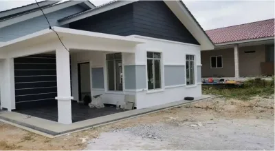 Banglo setingkat siap dibina oleh RumahHQ — dinding putih dengan jalur kelabu, papan kelabu gelap di gable, porch kereta bertiang putih dan lantai jubin gelap, tingkap aluminium berjeriji putih