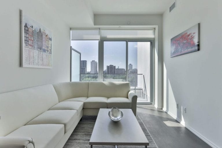 🏠 Pening Kepala Pilih Design Rumah? 7 Rekabentuk Genius Yang Buat Jiran Terpegun - Rahsia Saiz Tanah Yang Kontraktor Taknak Bagitahu! 1 Modern apartment living room with white sectional sofa and city view through large windows.