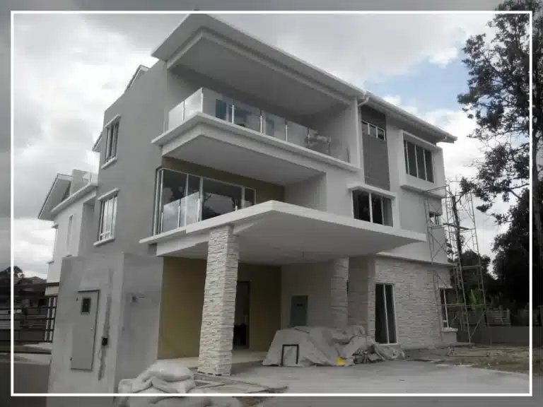 Rahsia Penyelesaian Penuh Pinjaman LPPSA: 8 Langkah Mudah yang Ramai Orang Tak Tahu! 2 Modern three-story house with large glass windows and spacious balconies under a cloudy sky.