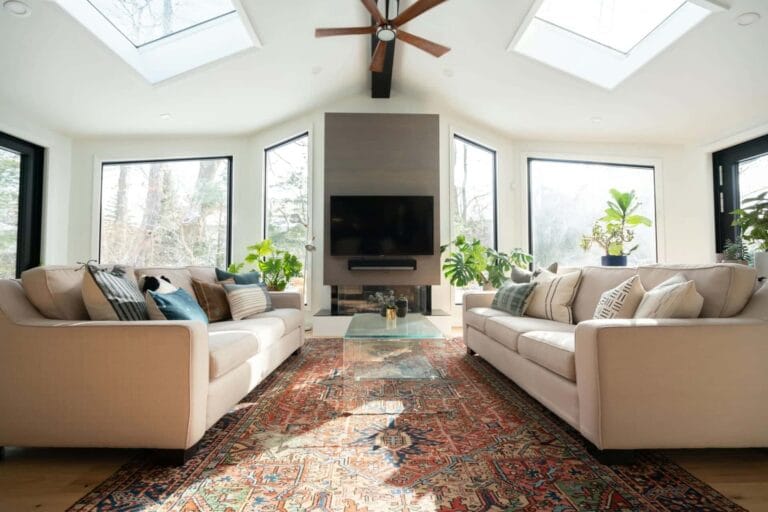 Tawaran Ubahsuai Rumah Istimewa 2025: Manfaat Gila yang Buat Rumah Anda Mewah, Nyaman, dan Nilai Naik Gila-Gilaan Tanpa Bajet Meletup! 4 Modern living room with skylights, cozy couches, vibrant rug, and indoor plants for a bright, inviting space.